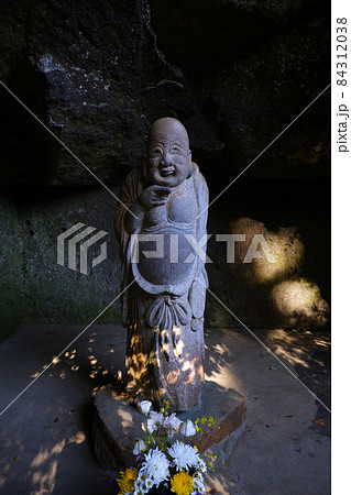 古都鎌倉の古刹、臨済宗円覚寺派 浄智寺の布袋尊の像 古都鎌倉の古刹、臨済宗円覚寺派 浄智寺の布袋尊の像 84312038