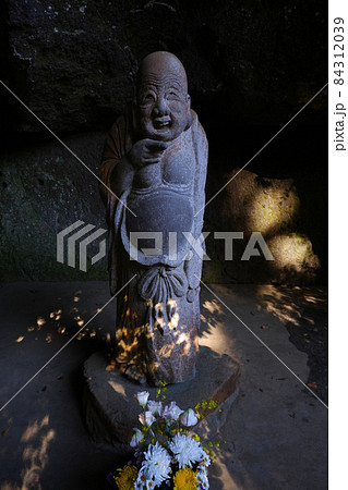 古都鎌倉の古刹、臨済宗円覚寺派 浄智寺の布袋尊の像 古都鎌倉の古刹、臨済宗円覚寺派 浄智寺の布袋尊の像 84312039