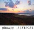 日没のあとの海沿いの景色 84312081