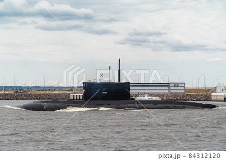 Russia. July 25, 2021. Navy Day celebration. The Vladikavkaz Project 877 diesel-electric submarine runs along the fairway along the southern coast of Kronstadt. Russia. July 25, 2021. Navy Day celebration. The Vladikavkaz Project 877 diesel-electric submarine runs along the fairway along the southern coast of Kronstadt. 84312120