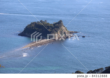 青い海の上に小さな無人島のある風景 青い海の上に小さな無人島のある風景 84312888