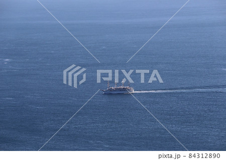 青い海を1艘の観光船が行く風景 青い海を1艘の観光船が行く風景 84312890