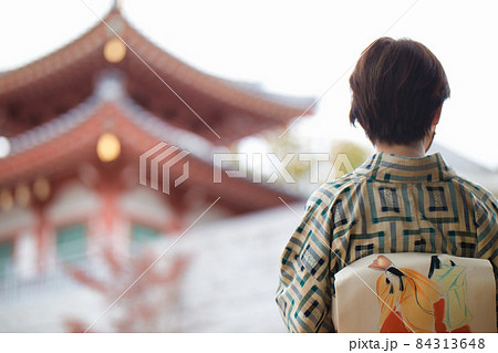 着物女性と日本風景 着物女性と日本風景 84313648