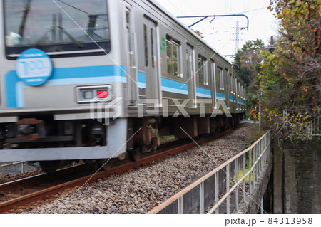 川を渡る電車 川を渡る電車 84313958