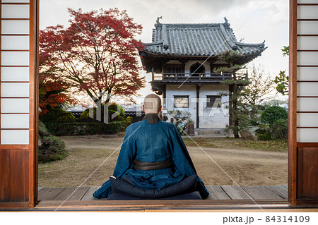 紅葉と座禅をする僧侶 84314109