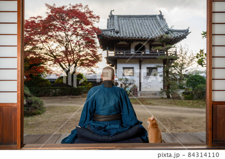 紅葉と座禅をする僧侶 84314110