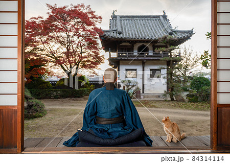 紅葉と座禅をする僧侶 84314114