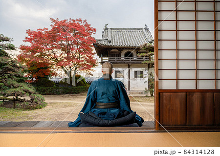紅葉と座禅をする僧侶 84314128