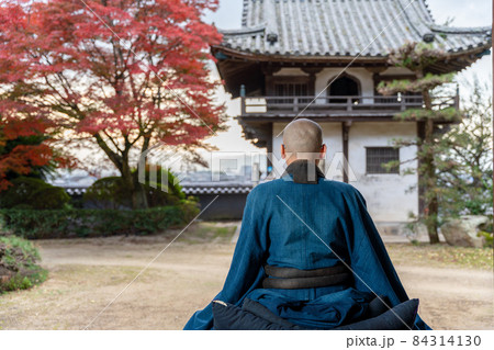 紅葉と座禅をする僧侶 紅葉と座禅をする僧侶 84314130