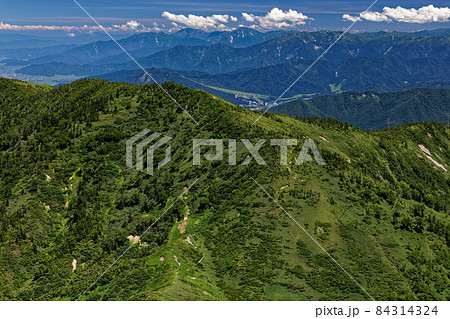 苗場山稜線から見る神楽ノ峰と越後三山 苗場山稜線から見る神楽ノ峰と越後三山 84314324