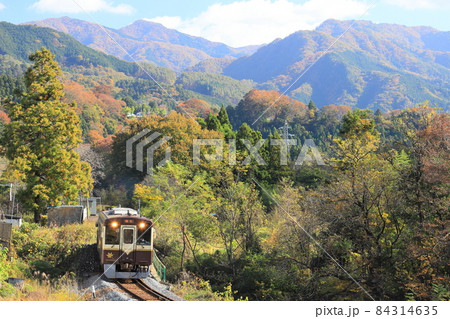 わたらせ渓谷鐵道「晩秋の小中駅周辺風景」山々を背景に 84314635