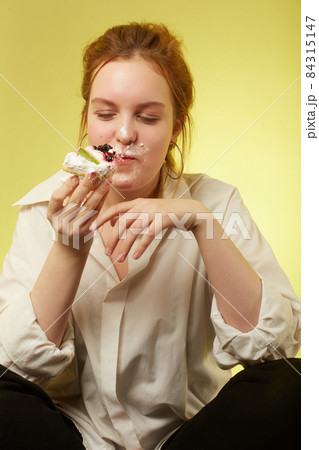 girl eats dessert 84315147