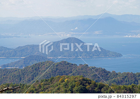 中野山から眺めた秋の広島湾の景色 84315297