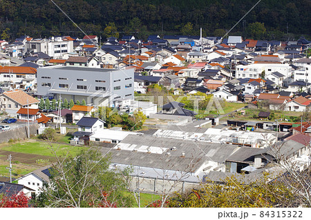 秋の尾関山公園から眺めた街並みの景色 秋の尾関山公園から眺めた街並みの景色 84315322