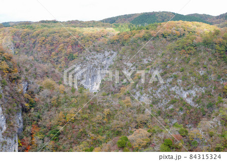 下帝釈峡太郎岩の紅葉の景色 下帝釈峡太郎岩の紅葉の景色 84315324