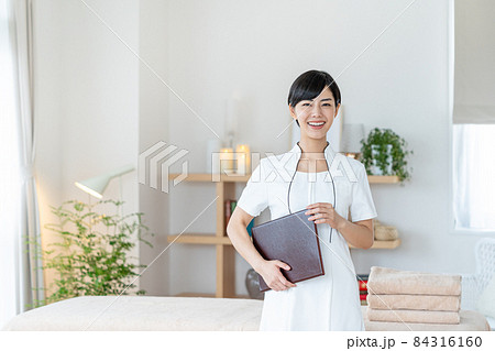 エステティシャンの若い女性 エステティシャンの若い女性 84316160