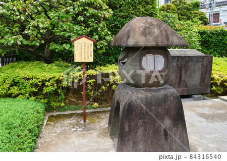 浅草寺 淡島堂の胎内くぐりの灯籠（東京都台東区） 84316540