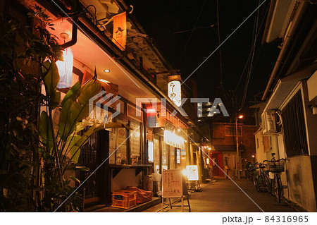 大阪市福島区の夜の路地裏　街並み 84316965