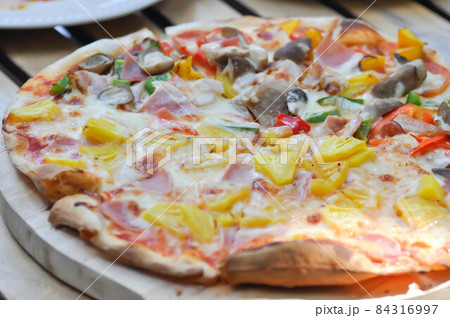 pizza or Hawaiian pizza , ham and cheese pizza pizza or Hawaiian pizza , ham and cheese pizza 84316997
