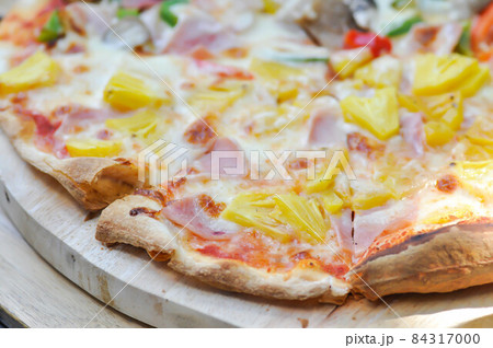 pizza or Hawaiian pizza , ham and cheese pizza 84317000