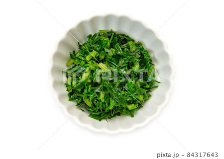 千切りにして茹でた沖縄島ニンジンの葉 84317643