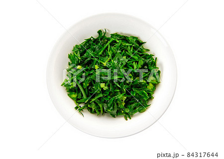 千切りにして茹でた沖縄島ニンジンの葉 84317644