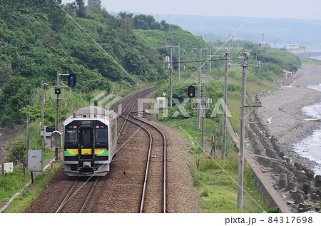室蘭本線の単線区間を室蘭市内へ向かう普通列車(後追い) 室蘭本線の単線区間を室蘭市内へ向かう普通列車(後追い) 84317698