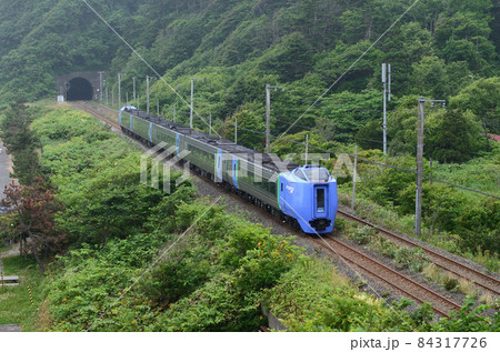 うっすらと霧のかかる朝の大岸付近を行く特急「北斗」（後追い） 84317726