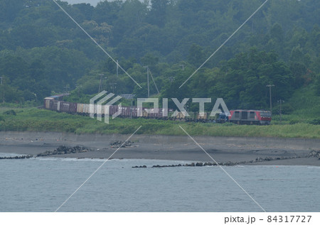 有珠の海岸沿いを疾走するレッドベア牽引の貨物列車 84317727