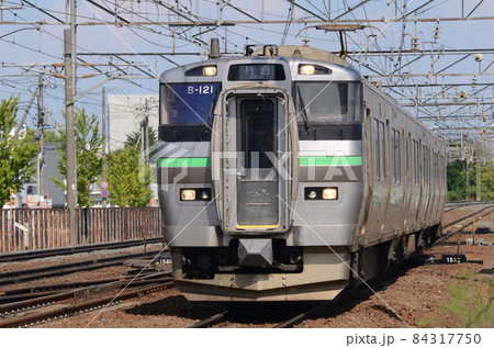 間もなく苗穂駅に停車する函館本線を走ってきた普通列車 間もなく苗穂駅に停車する函館本線を走ってきた普通列車 84317750