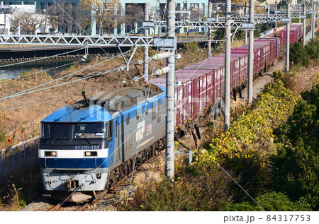 冬の横浜湾岸沿いをノンビリと走っていく貨物列車 84317753