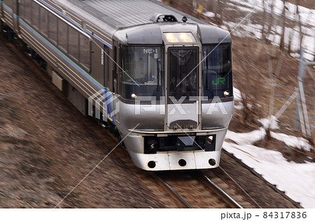 運転席下部にJRマークを表示した785系の特急「スーパーカムイ」 84317836