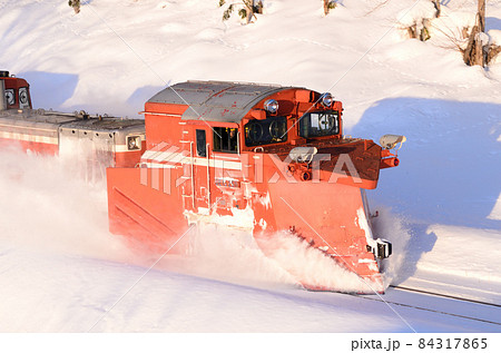 線路に積もった僅かな雪も跳ね飛ばして進むラッセル機関車 線路に積もった僅かな雪も跳ね飛ばして進むラッセル機関車 84317865