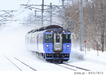 地吹雪の函館本線を網走へ向かう特急「オホーツク」 84317873