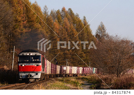 上芽室信号場を通過後の加速で排気を猛然と上げる貨物列車 84317874