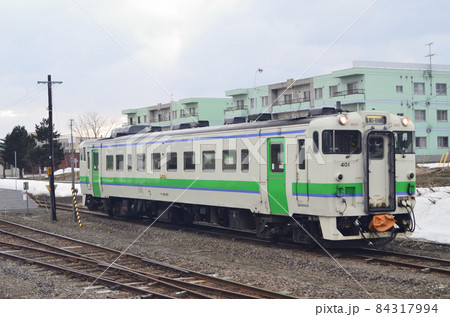 僅かな乗客を乗せて石狩月形駅を出発していく札沼線の普通列車 84317994