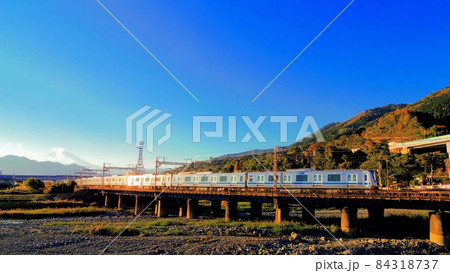 【松田町】秋の夕暮れを走る列車 84318737