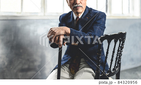 座る男性 座る男性 84320956