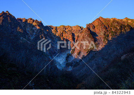 谷川岳・一ノ倉岳のモルゲンロート 谷川岳・一ノ倉岳のモルゲンロート 84322943