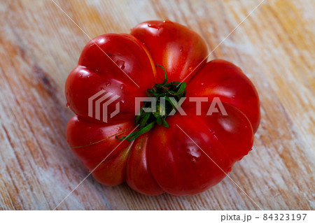 Brown tomatoes on wooden desk in home kitchen 84323197