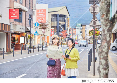 湯布院を観光する若い女性と友達 湯布院を観光する若い女性と友達 84323955