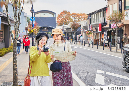 湯布院を観光する若い女性と友達 84323956