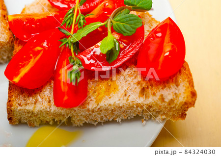 Italian tomato bruschetta Italian tomato bruschetta 84324030