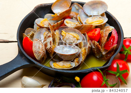 fresh clams on an iron skillet fresh clams on an iron skillet 84324057