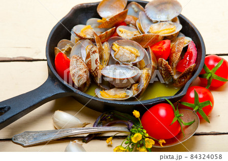 fresh clams on an iron skillet fresh clams on an iron skillet 84324058