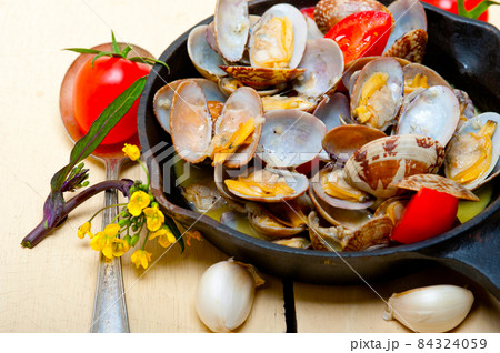 fresh clams on an iron skillet fresh clams on an iron skillet 84324059