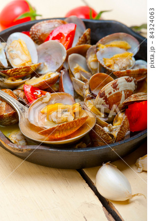 fresh clams on an iron skillet fresh clams on an iron skillet 84324063