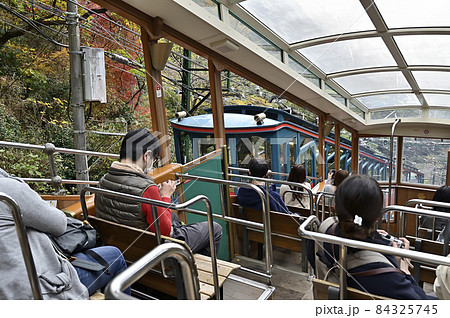 六甲ケーブルから眺めた秋の六甲山 84325745