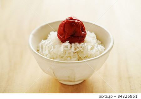 ご飯の上に乗せた梅干し ご飯の上に乗せた梅干し 84326961