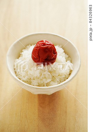 ご飯の上に乗せた梅干し 84326963